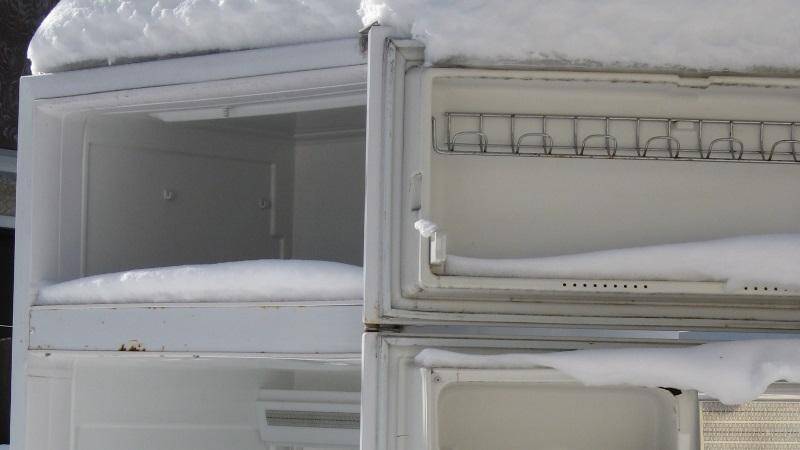 Gegen die Eisbildung im Kühlschrank hilft das regelmäßige Abtauen.